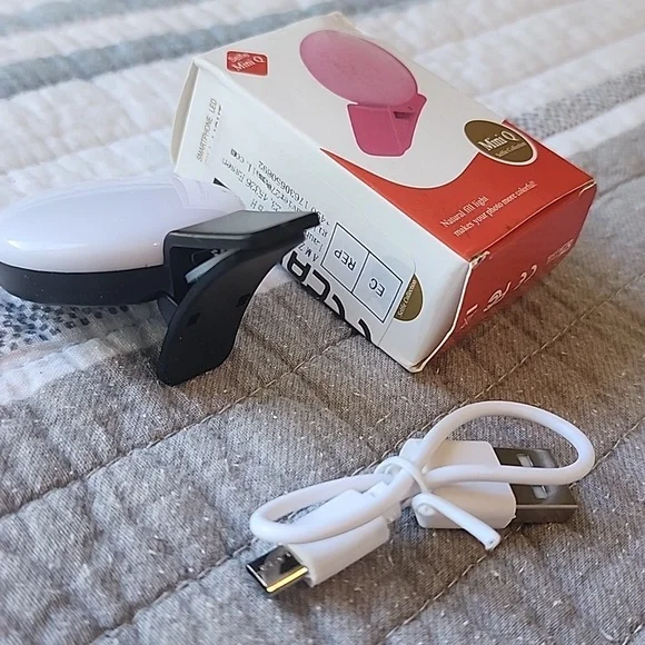 Free With Purchase Selfie Clip On Light - Picture 2 of 7